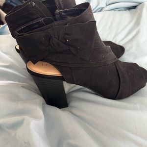 Woman’s size 10 black Jessica Simpson bootie
